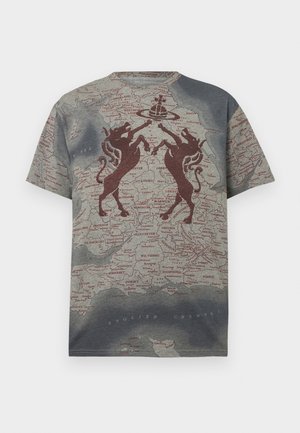 Puuvillane lühikeste varrukatega t-särk, millel on halli ja punase värviga kaardidisain ning kaardile üle kantud kaks punast heraldilist lõvi.