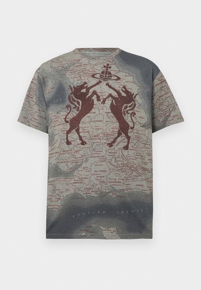 Βαμβακερό κοντομάνικο μπλουζάκι με σχέδιο χάρτη σε γκρι και κόκκινο, με δύο κόκκινους λέοντες σε ενεπίθετη θέση πάνω στο χάρτη.