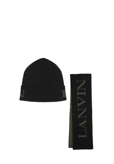 Gorro de malha preto com uma dobra que exibe o nome da marca. Acompanhado de um lenço preto e olivo a condizer, apresentando o logótipo da marca.