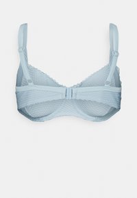 Sutia de renda azul claro com um padrão texturizado, alças ajustáveis e um fecho de gancho e olho. As bordas onduladas acentuam o design.