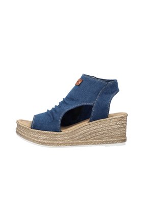 Blå denim kilehæl sandal med åben tå, åbne sider og flettet jute platformsål.