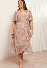 Friends Like These PLUS SIZE FIT - MIX FLUTTER SLEEVE WRAP  - Denné šaty - pink