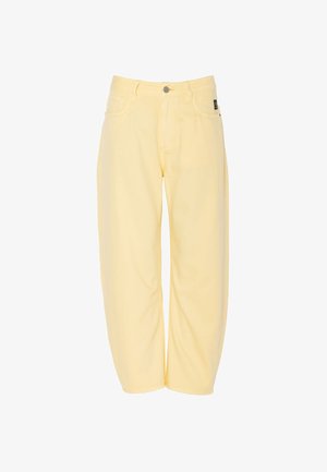 Žluté džíny s vysokým pasem, volným střihem, předními knoflíky, zipem, poutky na opasek a pěti kapsami.