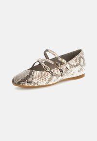 Pantoflii plata cu model de python în gri și alb, având trei bretele decorative cu catarame circulare și o talpă joasă maro.