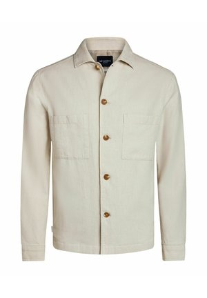 Veste beige en tissu texturé, avec un col, des boutons à l'avant et deux poches poitrine. Design simple avec des accents minimes.