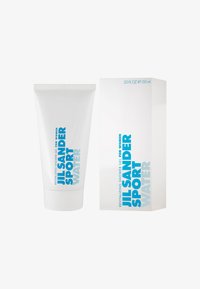 Vit plasttube med blå text "JIL SANDER SPORT WATER" och "REVITALIZING SHOWER GEL FOR WOMEN." Åtföljd av en matchande vit låda.