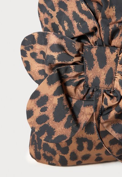 Pleddfabrikksekk med leopardmønster og sløyfedetalj, med en blanding av brune og svarte nyanser. Myk tekstur med samlet design.