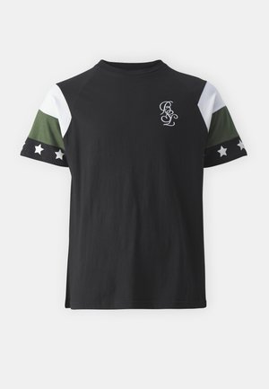 Fekete póló rövid raglán ujjakkal, zöld, fehér és mintás díszítéssel. Hímzett logó a mellkas területén. Pamut anyag.