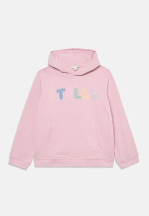 Roze hoodie van zacht materiaal met een voorzak en een capuchon met trekkoord. Het woord "STELLA" is weergegeven in meerkleurige letters.