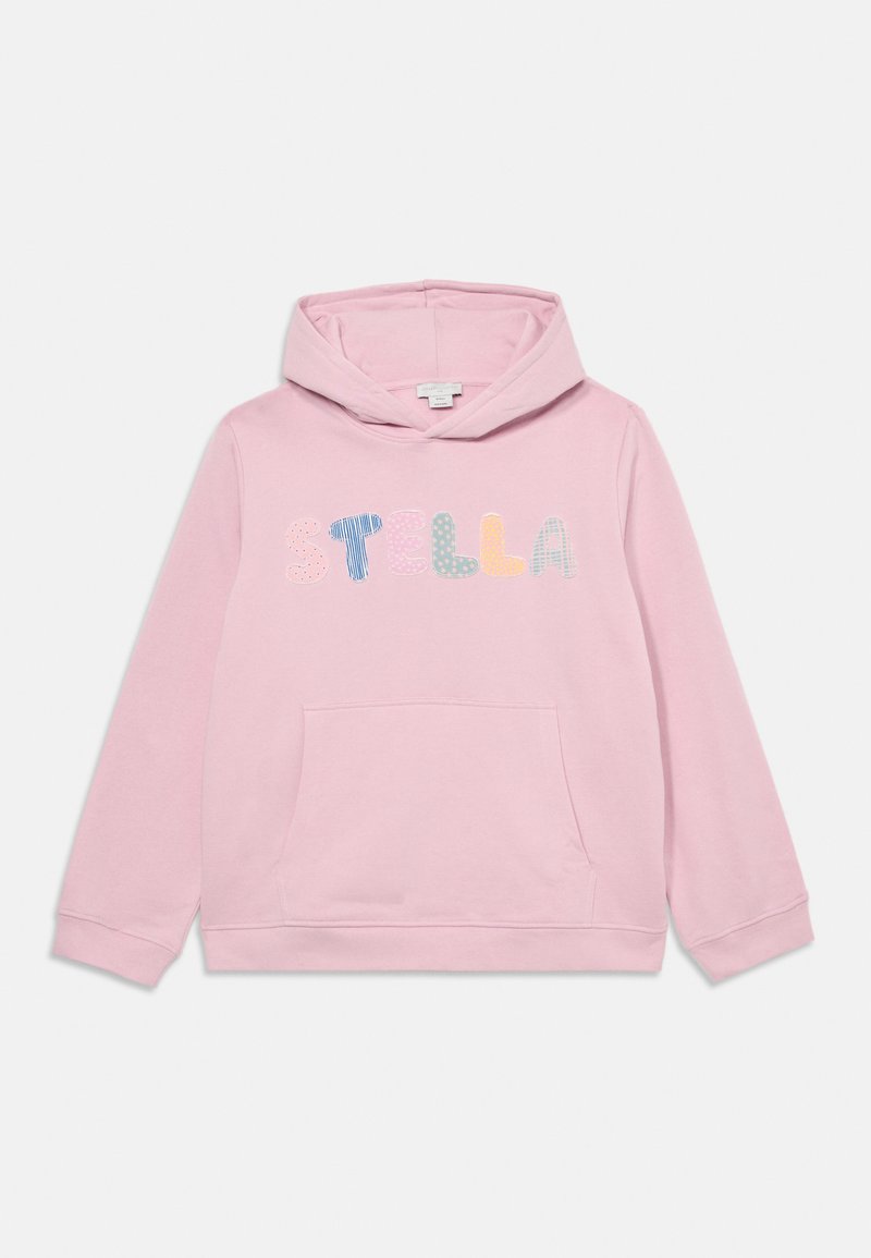 Sudadera rosa hecha de material suave, con un bolsillo frontal y capucha con cordón. La palabra "STELLA" está exhibida en letras de patrones múltiples.