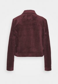 Veste en velours côtelé bordeaux foncé à manches longues, col droit et coupe courte, vue de dos sur fond blanc.