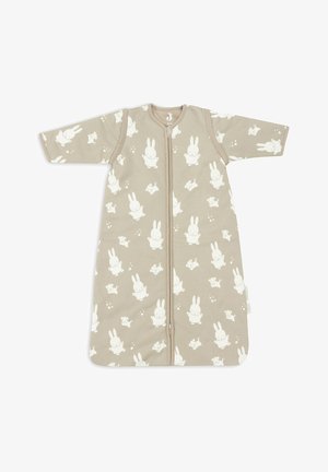 Sacs de couchage beige avec manches longues, arborant un motif répétitif de petits lapins blancs. Fermeture éclair centrale, en coton doux.