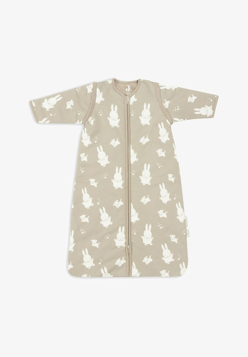 Beige slaapzak met lange mouwen, met een herhalend patroon van witte konijnen. Ritssluiting in het midden, gemaakt van zachte katoen.