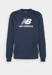 Sweat-shirt à manches longues bleu marine avec col rond, logo New Balance blanc et texte centrés sur la poitrine.