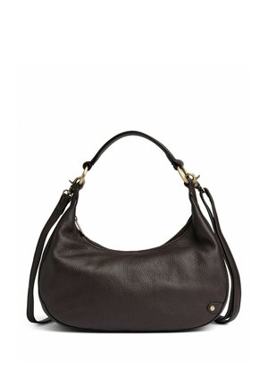 Tumepruun tekstuuriga nahast käekott kõverdatud ülaosa tõmblukuga, ühe lühikese sangaga ja eemaldatava pika õlarihmaga, valgel taustal isoleeritud.