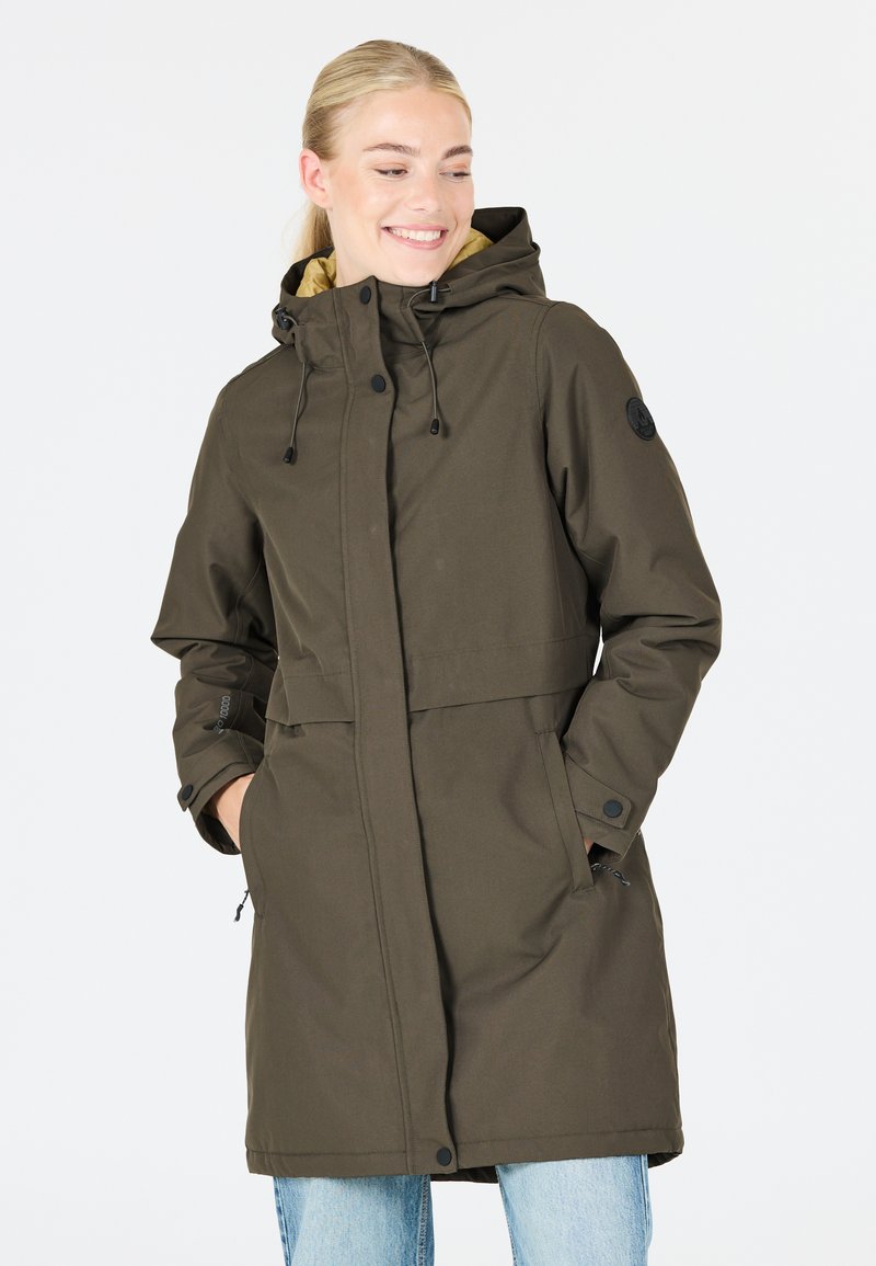 Olijfgroen waterdichte parka met een capuchon, beschikt over een ritssluiting aan de voorkant, twee zijzakken en een contrasterende beige voering.