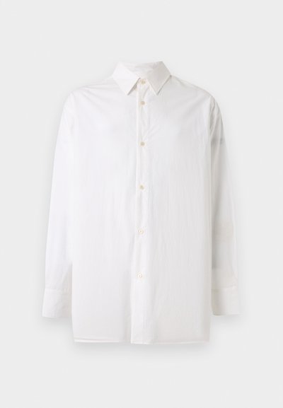 Weißes, langärmliges Hemd mit Knöpfen und spitzem Kragen, dargestellt auf hellem einfarbigem Hintergrund.