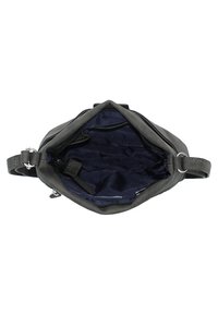 Graue Ledertasche mit einem Reißverschluss. Das Innere ist mit dunkelblauem Stoff ausgekleidet und verfügt über eine Tasche sowie ein schlankes Design mit verstellbaren Trägern.