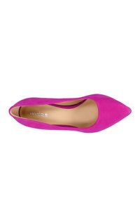 Punta fucsia in suede con una punta affusolata e un leggero design a taglio, con un interno liscio e un esterno testurizzato.