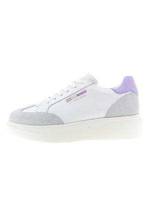 Witte leren sneakers met grijze suède accenten, paarse hiel, platte zool en contrasterende stiksels. Beschikt over een logo aan de zijkant en veters.