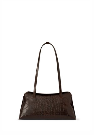 Bolso rectangular de color marrón oscuro con textura de cocodrilo y dos asas largas y delgadas para hombro sobre un fondo blanco.