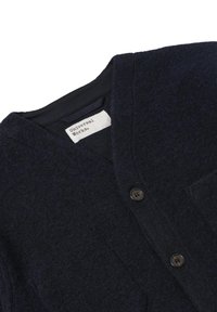 Cardigan in misto lana di colore blu navy con scollo a V, due bottoni e taschino sul petto. Texture morbida e dettagli di branding minimi sull'etichetta.