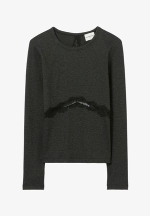 Top a maniche lunghe a coste di colore grigio scuro con dettaglio in pizzo sul petto. Caratterizzato da un collo rotondo e un design aderente.