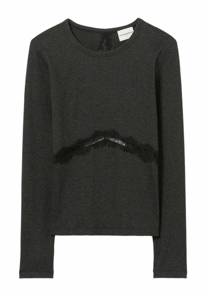 Top a maniche lunghe a coste di colore grigio scuro con dettaglio in pizzo sul petto. Caratterizzato da un collo rotondo e un design aderente.