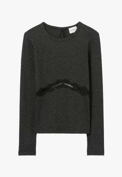 Top a maniche lunghe a coste di colore grigio scuro con dettaglio in pizzo sul petto. Caratterizzato da un collo rotondo e un design aderente.