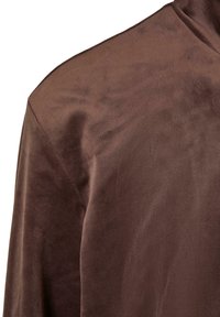 Brun semsket stoff med en jevn tekstur, som har høy krage og minimalistisk design, som går over skulderområdet.