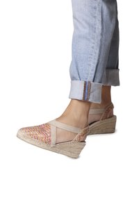 Sandalias de cuña con un upper trenzado multicolor con acentos en rosa, naranja y amarillo, correas beiges y suela de cuerda natural.