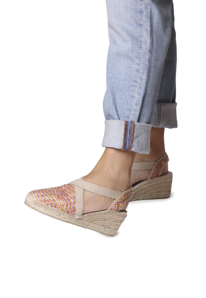 Sandalias de cuña con un upper trenzado multicolor con acentos en rosa, naranja y amarillo, correas beiges y suela de cuerda natural.