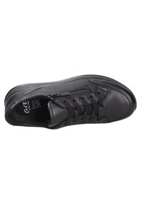 Zapatilla negra de cuero con superficie texturizada, diseño con cordones y cremallera lateral. Cuenta con un collar acolchado y plantilla acolchada para mayor comodidad.