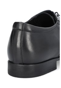 Czarny skórzany but o gładkiej fakturze, zaokrąglonym obcasie i prostym designie. Podeszwa jest płaska z delikatnymi detalami ściegów.