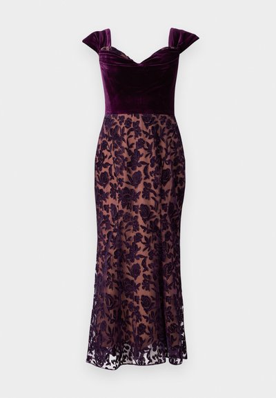 Lilla sametkleit, millel on lühikesed varrukad, läbipaistvast tikitud lillelise pitsiga seelikuosa ja sobiv siluett, mis ulatub keskmiselt sääre keskpaika.