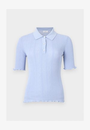 Világoskék rövid ujjú kötött galléros póló függőleges texturált csíkokkal, háromgombos elülső résszel és fodros szegélyekkel az ujjakon és az alján.