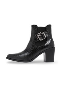 Bottines noires à texture crocodile, avec un bout pointu et un talon bloc. Elles présentent une boucle décorative en argent sur le côté et un panneau élastique.