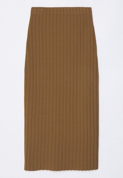 Jupe midi en maille à côtes marron avec une coupe droite et une taille ajustée, présentant des lignes verticales pour la texture et une finition nette au bas.