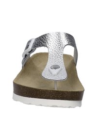 Tongs métalliques argentées avec une lanière texturée et boucle blanche, dotées d'une semelle intérieure beige et d'un intersemelle en liège marron. Semelle extérieure blanche plate.