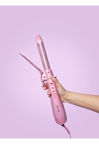 Brosse à friser en céramique de couleur rose clair avec une prise texturée, des réglages de température réglables et un cordon pivotant pour plus de facilité d'utilisation.