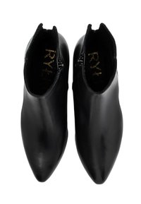 Czarne skórzane botki za kostkę z wąskimi noskami, z zamkami błyskawicznymi po bokach i gładkim wykończeniem. Wnętrze wykończone teksturowanym czarnym materiałem.