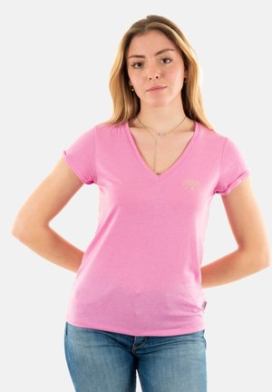 Roze katoen T-shirt met een v-hals en opgerolde korte mouwen, met een subtiel grafisch logo in lichtgeel op het linker borstgebied.