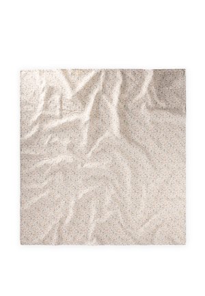 Lysebeige stof med lille flerfarvet blomsterprint, vist fladt med synlige rynker og folder.