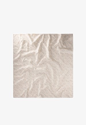 Lysebeige stof med lille flerfarvet blomsterprint, vist fladt med synlige rynker og folder.