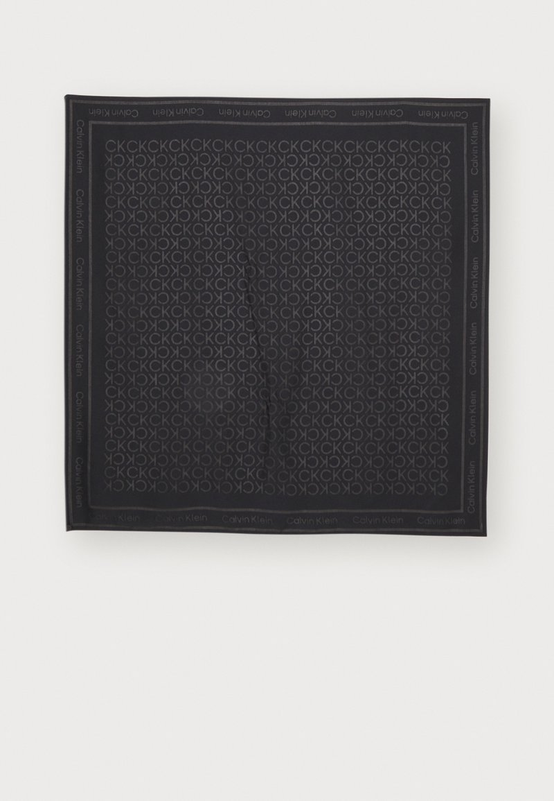 Foulard nero con un motivo a monogramma "CK" ripetuto. I bordi presentano un bordo solido con la scritta "Calvin Klein". Texture liscia.