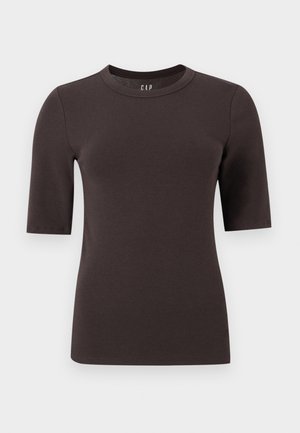 Camiseta ajustada de manga corta de color marrón oscuro con cuello redondo, diseño liso y etiqueta interior visible sobre un fondo sencillo.