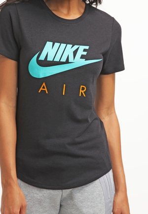 Zwarte katoenen t-shirt met een turquoise Nike-logo en oranje "AIR"-tekst. Korte mouwen, ronde halslijn en aansluitend ontwerp.