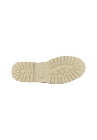 Talpa de pantof de cauciuc de culoare albă murdară, cu creste adânci și o pată rectangulară centrală. Prezintă modele în formă de stea pentru aderență.