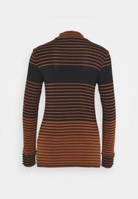 Långärmad randig topp med växelvis svarta och orange ränder. Mjuk tyg med en åtsittande design och tumhål vid ärmsluten.