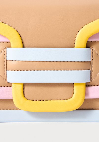 Borsa in pelle marrone chiaro con un design a tracolla geometrico in giallo, rosa e blu. Texture liscia con dettagli di cucitura a contrasto.